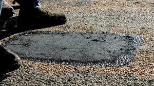 Adio gropi și șantiere pe șosele: Noul tip de asfalt care rezistă până la 20 de ani