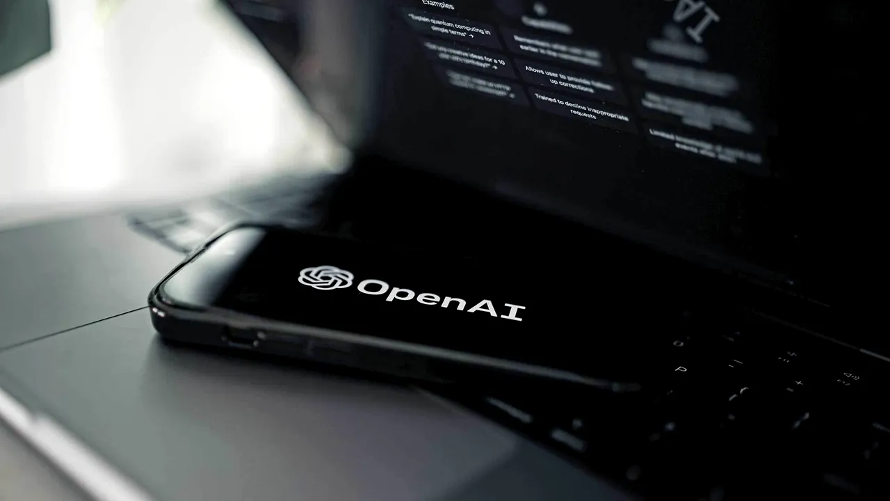 Compania care a creat ChatGPT a intrat în vizorul autorităţilor: Microsoft şi Apple au renunţat la locurile lor din consiliul de administraţie după ce organsimele de reglementare au pus ochii pe OpenAI