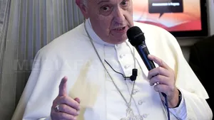 Ce spune Papa Francisc despre atacurile din Franţa: Dacă un prieten spune lucruri rele despre mama mea, îi pot da un pumn, este normal. Nu poţi insulta credinţa altora - VIDEO