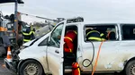 Opt răniți într-un accident în care au fost implicate un microbuz, un utilaj de reparații și un autoturism