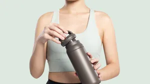 De ce sticla ta de apă poate fi un focar de bacterii