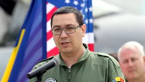 Ponta, copilot într-un zbor cu un avion F-16, la Baza 71 Aeriană din Câmpia Turzii - FOTO