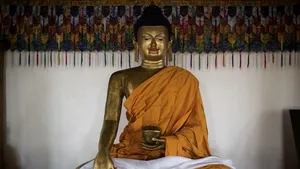 Scheletul unui călugăr, mort acum 900 de ani, a fost găsit în interiorul unei statui. Explicaţia specialiştilor - FOTO