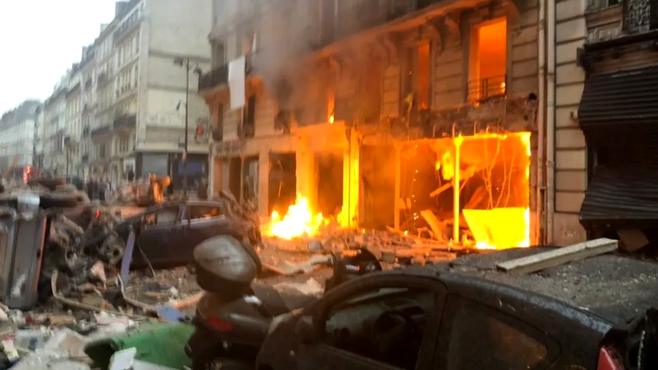 EXPLOZII la Paris: Cel puţin trei persoane, între care doi pompieri, au murit. Alte 50 de persoane, rănite/ Ipoteza autorităţilor | VIDEO