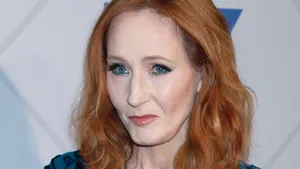 JK Rowling a dezvăluit că este o supravieţuitoare a abuzurilor domestice şi agresiunilor sexuale