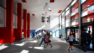 Iată ce li se pregăteşte părinţilor ai căror copii întârzie la şcoală în mod repetat