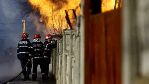 Sibiu: Şase răniţi într-o explozie la o conductă de gaze dintr-o unitate militară - FOTO