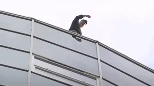 Haos la ÎCCJ: După pronunțarea deciziei un protestatar s-a urcat pe clădire și amenință / Acesta refuză să coopereze cu forțele de ordine