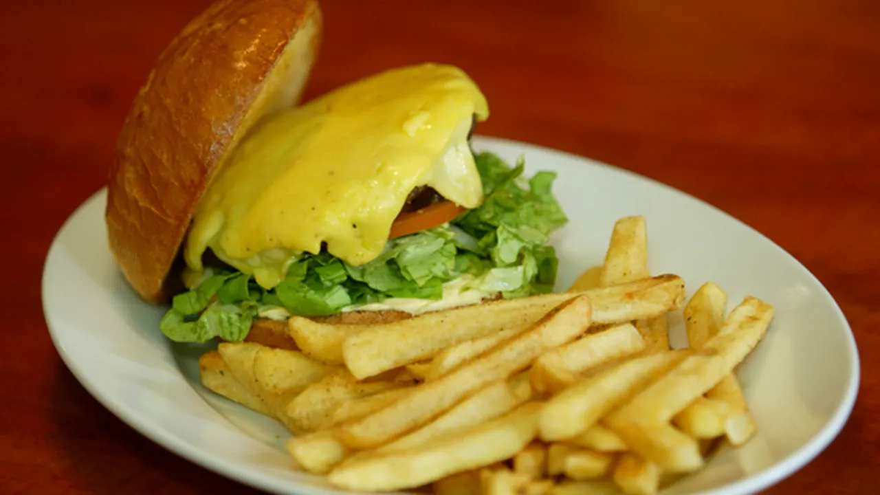 Mâncarea de tip fast-food creează dependenţă la fel ca heroina