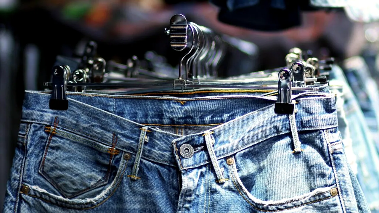 Guvernul francez introduce taxe de până la 20 de euro pentru platformele de fast-fashion