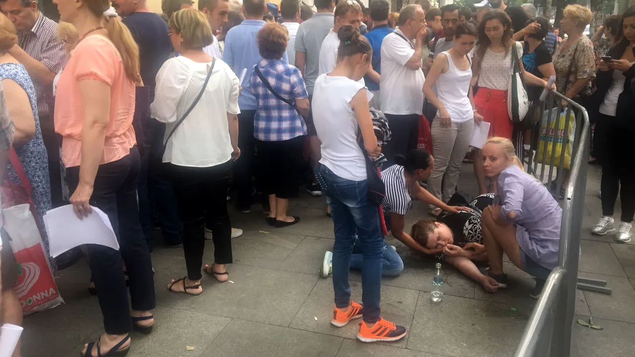 FOTO, VIDEO | Coadă la Primăria Capitalei, pentru voucherele de biciclete: unei tinere i s-a făcut rău / Sidonia, 62 de ani: Eram în staţia de troleu, am venit să văd care e oferta/ Înscrierile, suspendate până la procesarea celor 14.500 de cereri trimise prin e-mail
