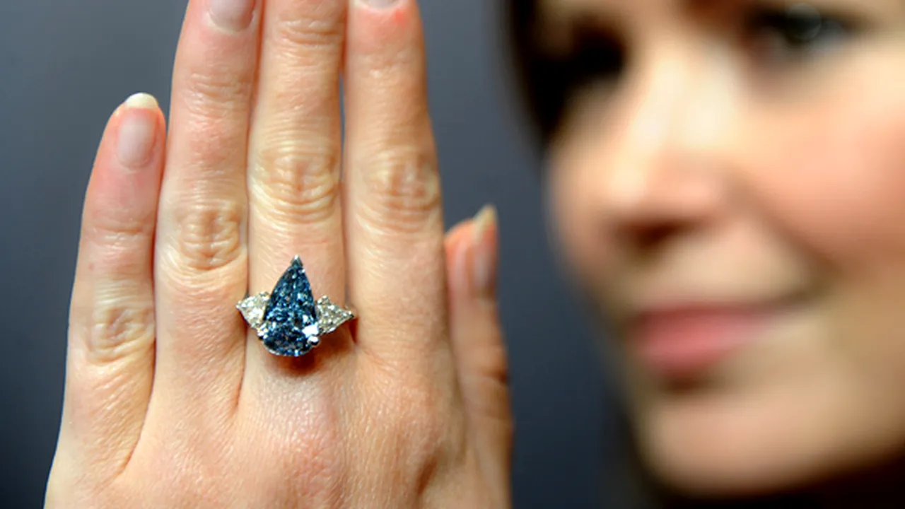 Un diamant albastru, adjudecat pentru 6,4 milioane de dolari la Hong Kong