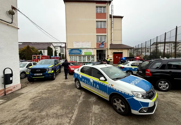 NEWS ALERT UPDATE Incident violent la o școală din Bistrița. Un elev a atacat cu un cuțit o profesoară și un coleg