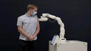 A apărut vaccinul făcut de robot, fără a folosi acul
