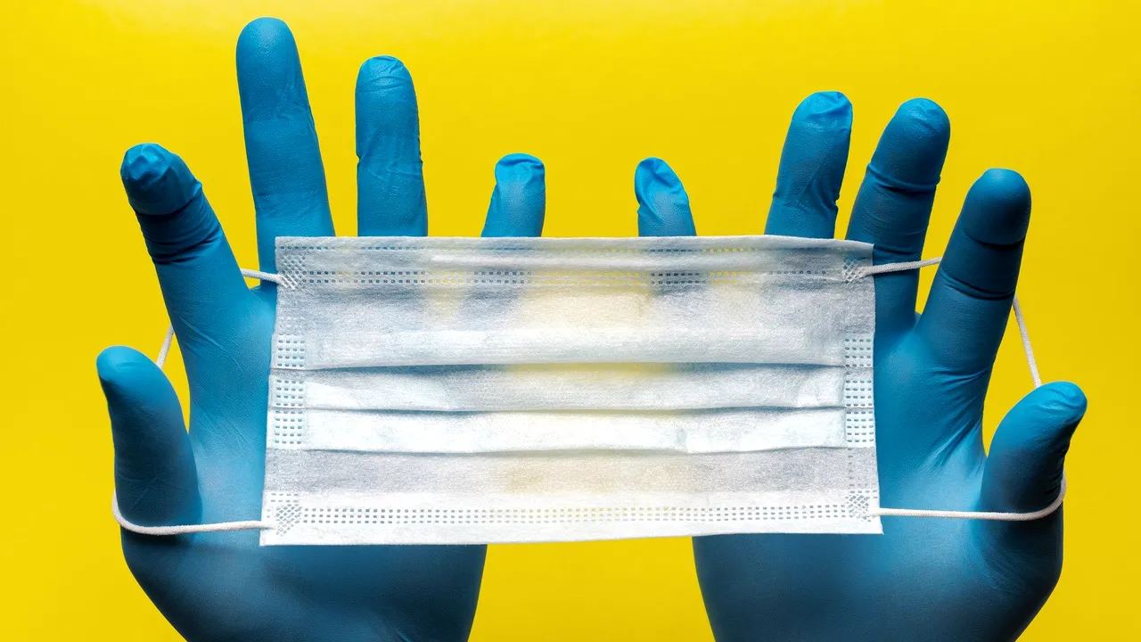 Purtarea măştii de protecţie trebuie combinată cu măsuri suplimentare - alertă europeană