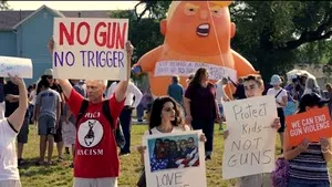 Donald Trump a fost întâmpinat cu proteste în timp ce se afla în vizită la supravieţuitorii masacrului de la El Paso | VIDEO