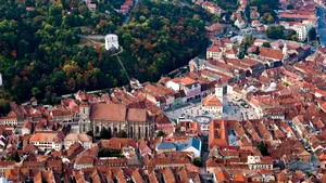 Una dintre cele mai frumoase clădiri din Braşov, singura cu picturi 