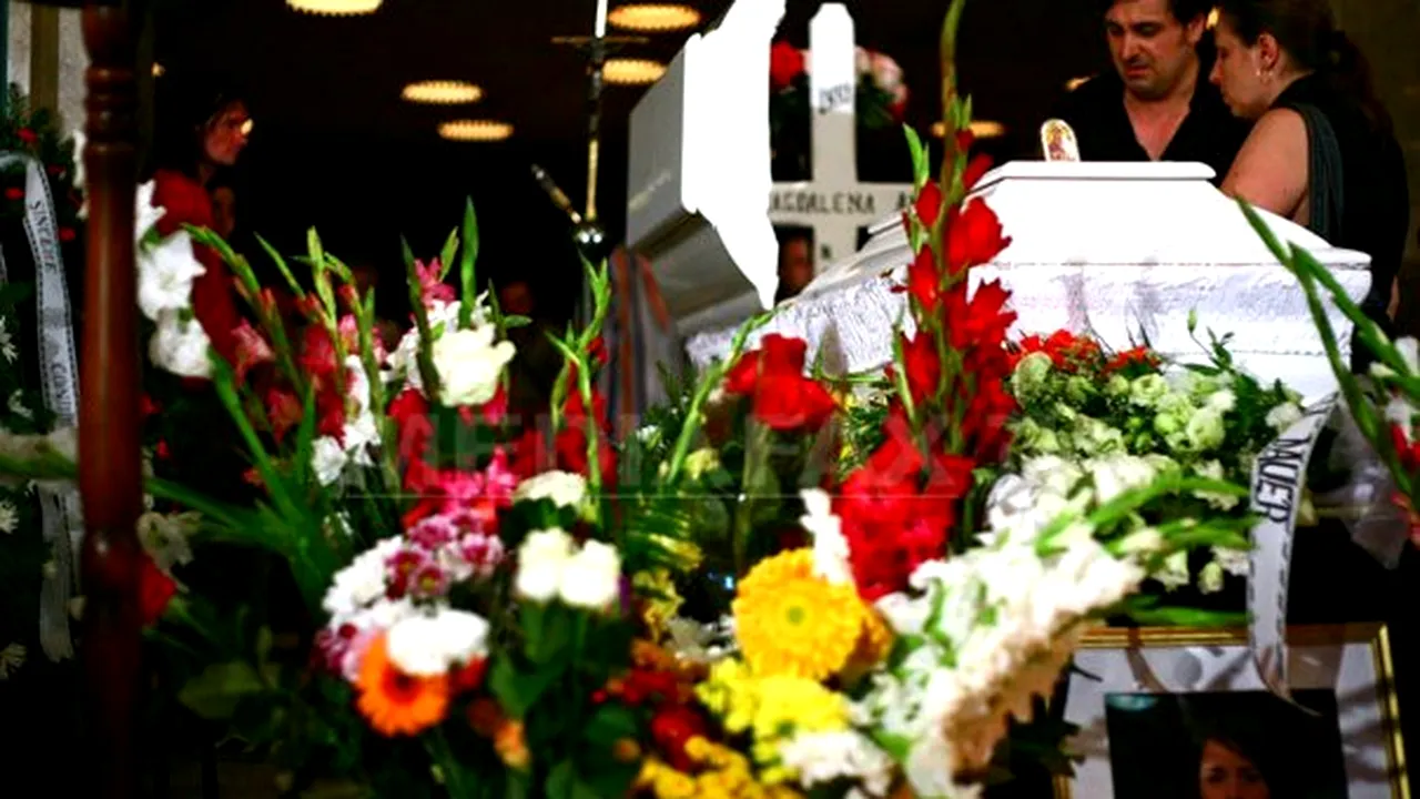 Sicriul Mădălinei Manole, depus la Casa de Cultură a Sindicatelor din Ploieşti
