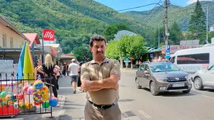 „Nu-ți fie frică, nu-ți fac nimica” | Directorul școlii din Bihor, acuzat de agresiuni sexuale împotriva elevilor și apărat de profesori, a fost trimis în judecată