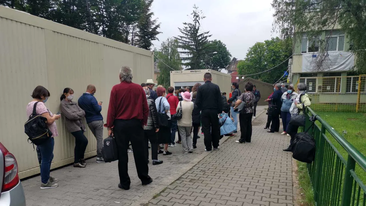VIDEO Bolnavii de cancer stau la cozi uriaşe, în faţa Institutului Oncologic Cluj. Emanuel Ungureanu: În Institut există un focar de infecţie