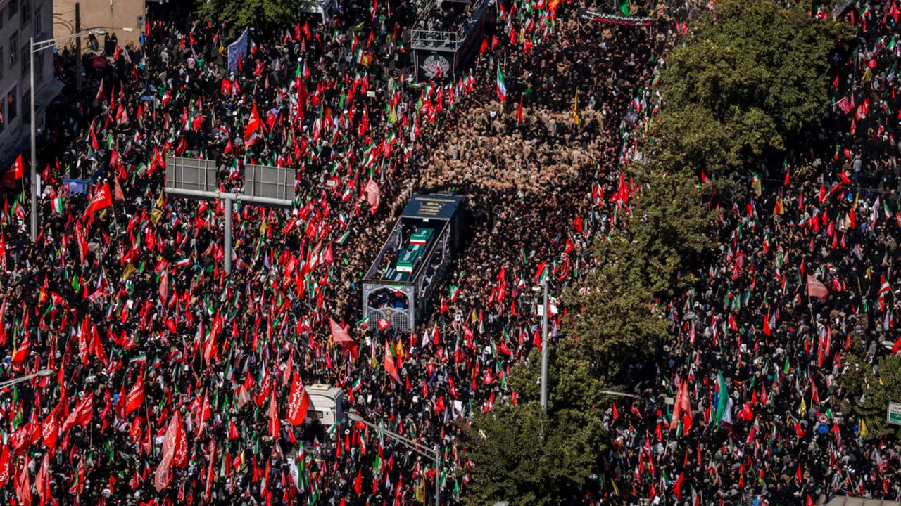 Fotografia lui Trump, lovită cu pietre la înmormântarea ayatollahului Ali Khamenei în cadrul unui ritual de lapidare