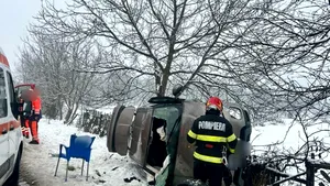 Accident rutier în Argeș. Opt persoane, între care cinci copii, transportate la spital