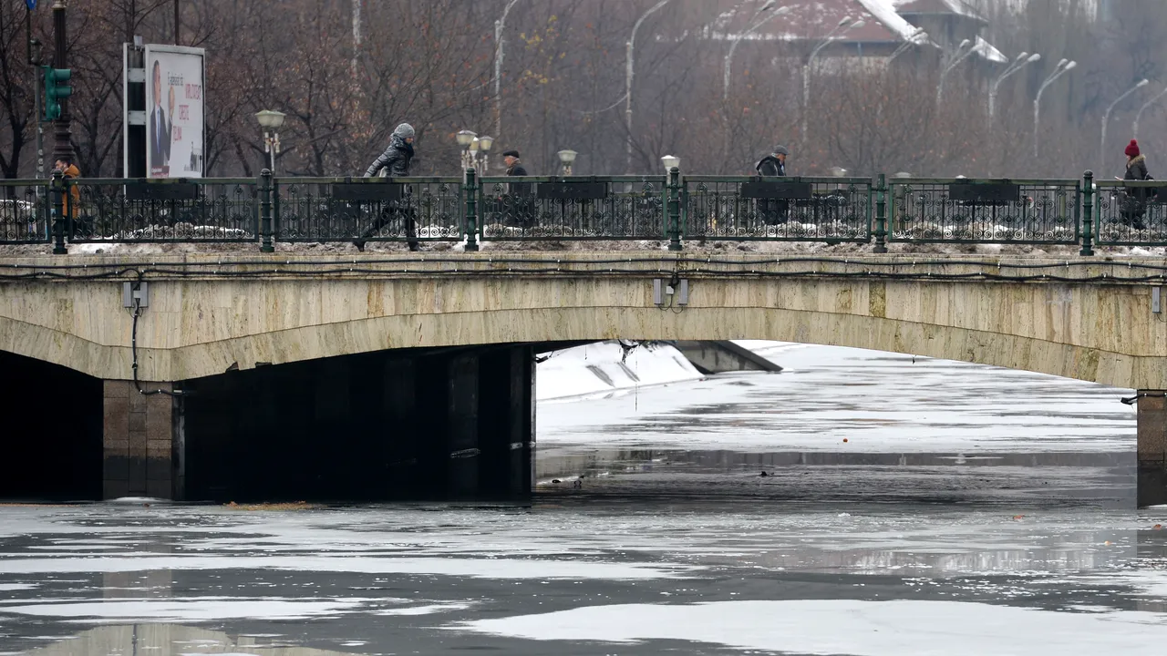 Canalul Dâmboviţa din Capitală va fi secat. ANAR avertizează bucureştenii că mirosul va fi unul extrem de neplăcut din cauza descompunerii algelor şi scoicilor