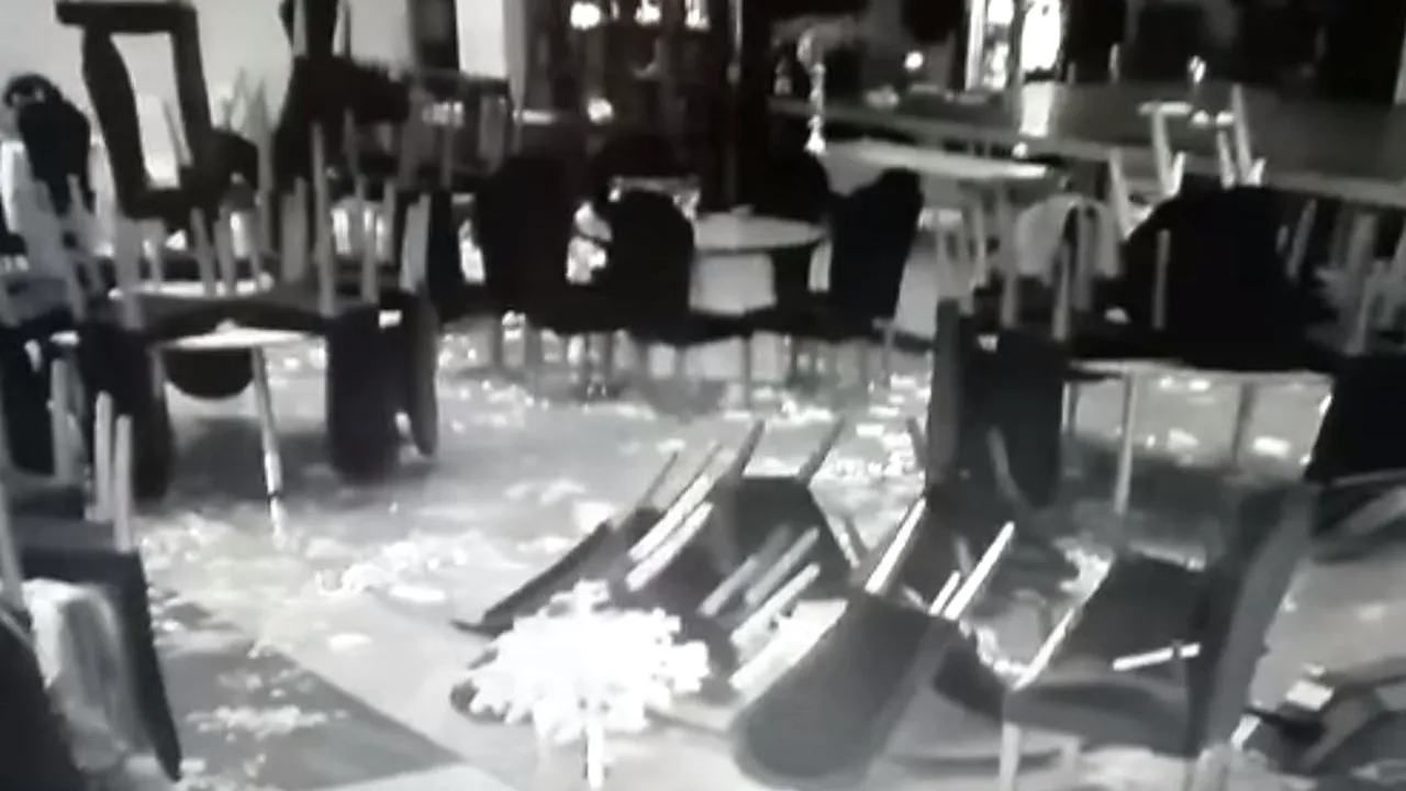 „Plină de mizerie, vandalizată practic”. Un deputat USR prezintă imagini dintr-o sală a Bibliotecii Naţionale, unde s-a organizat Revelionul | VIDEO