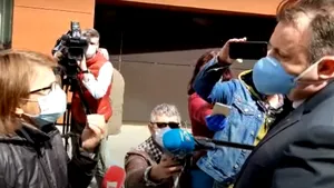 VIDEO Tătaru, luat la întrebări de o localnică din Vrancea unde sunt TIR-urile cu Euthyrox, medicament lipsă în farmacii