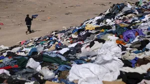 Ministerul Mediului vrea lacăt pe hainele second-hand? / Un proiect de OUG cu multe puncte controversate riscă să arunce în aer industria hainelor second-hand și nu numai