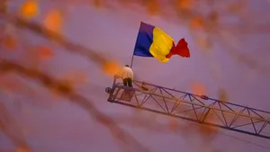 Stegarul Dac, proaspăt eliberat, s-a urcat pe o macara și strigă „Turul doi înapoi”. Mobilizare a echipelor de salvare