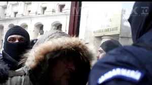 11 interlopi, reţinuţi în urma percheziţiilor la clanurile 