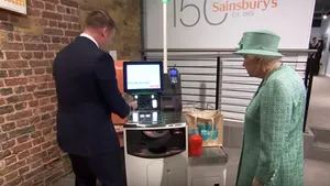 „Cum pot trişa?”. Reacţia Reginei Elizabeth a II-a, după un tur la un supermarket fără personal la casele de marcat | VIDEO