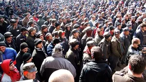 Peste 5000 de mineri blochează intrarea în Petroşani, pe DN 66, vrând să plece spre Defileul Jiului