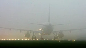 Aeroporturile din Londra, blocate de ceaţă. Sute de zboruri au fost anulate