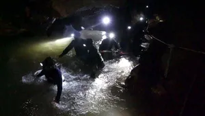 Elon Musk a postat imagini din peştera din Thailanda unde a dus personal un mini-submarin, ce nu a mai fost folosit  pentru salvarea echipei de fotbal 
