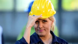 Udrea şi-a prezentat programul pentru Preşedinţie la fosta uzină Republica, în salopetă, cu cască pe cap - FOTO