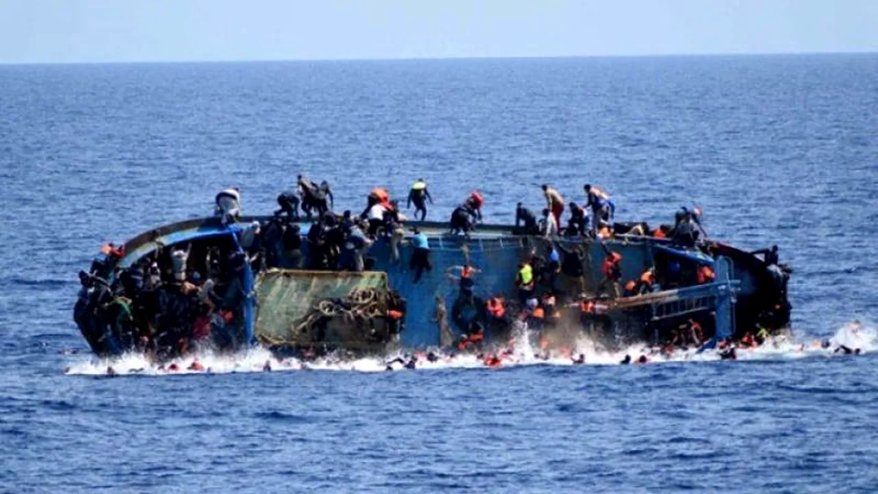 O ambarcaţiune cu peste 50 de imigranţi la bord s-a răsturnat în largul Libiei