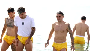 Tricolorii au intrat azi la apă. După victoria cu Cipru, suporterii le-au deranjat somnul