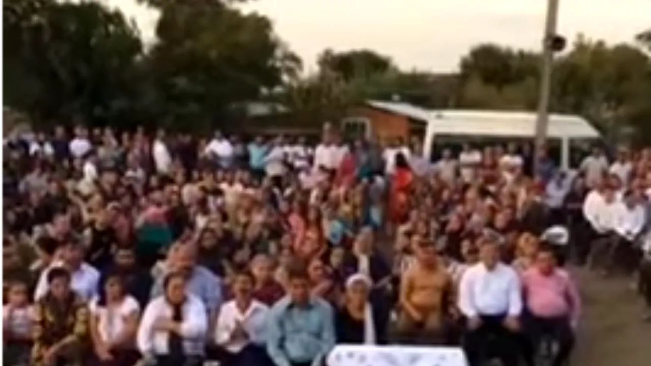 VIDEO: Peste 200 de gălăţeni s-au hotărât să învingă coronavirusul prin rugăciune. La adunarea religioasă s-au „autoinvitat” şi poliţiştii