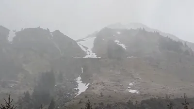 VIDEO Salvamont Argeș: Risc crescut de avalanșe la altitudini peste 1.800 de metri / Turiștii, sfătuiți să evite traseele unde sunt condiții meteo severe