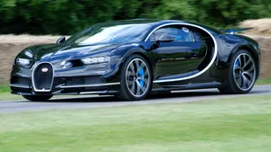 A mers să ceară un loc de muncă la Bugatti și a plecat cu un Chiron de 3 milioane de euro. Șeful companiei l-a urmărit cu un Porsche
