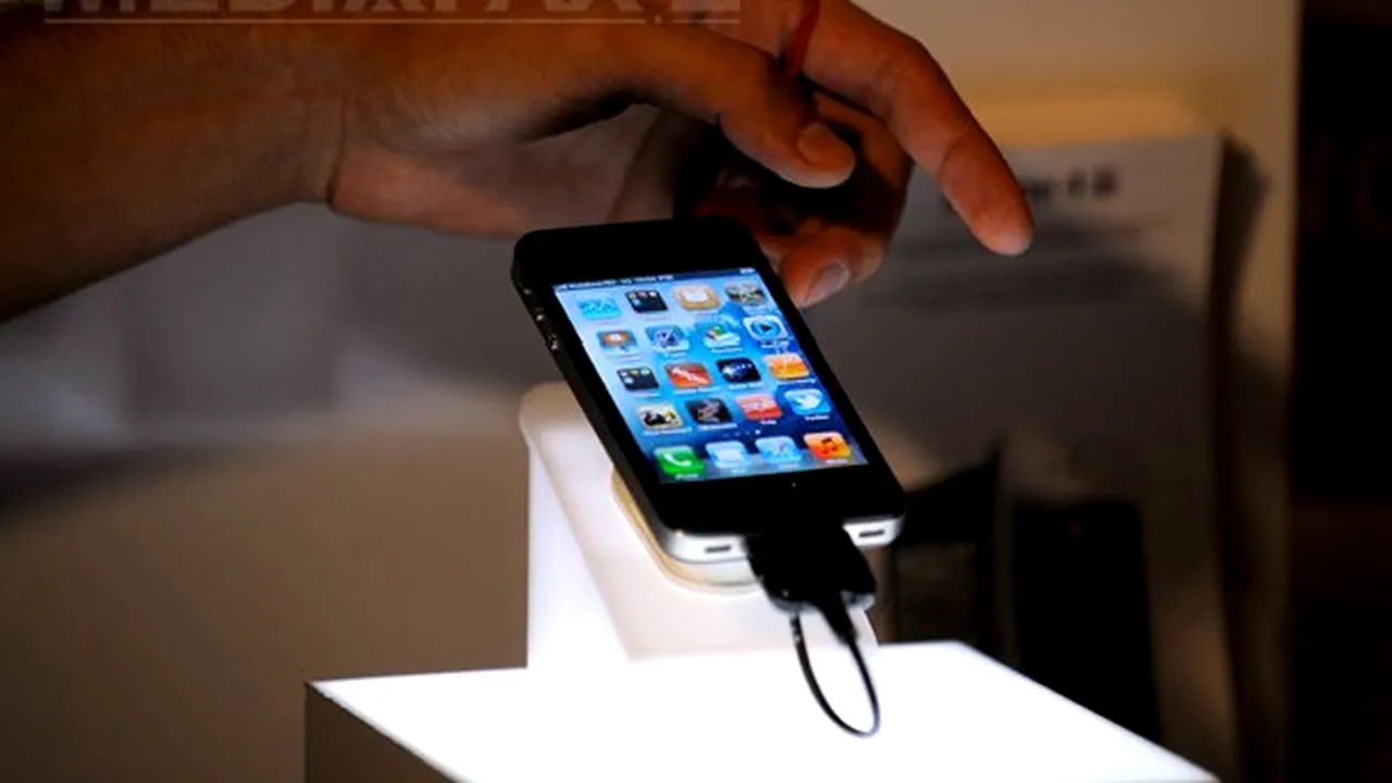 Posesorii de Iphone îşi pot debloca telefonul cu masca pe faţă, fără codul de securitate. Ce soluţie a găsit Apple