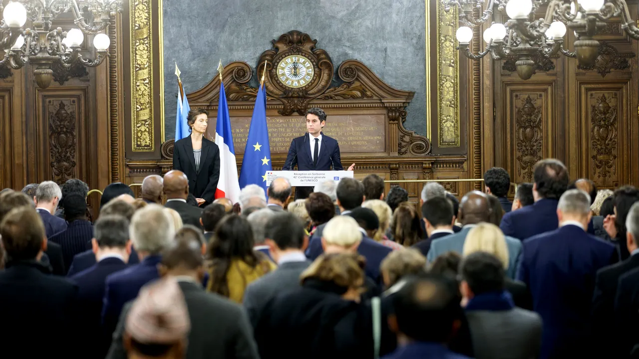 Gabriel Attal, cel mai tânar premier francez şi primul despre care se cunoaşte public că este gay. Profilul politicianului ce l-ar putea succeda pe Macron