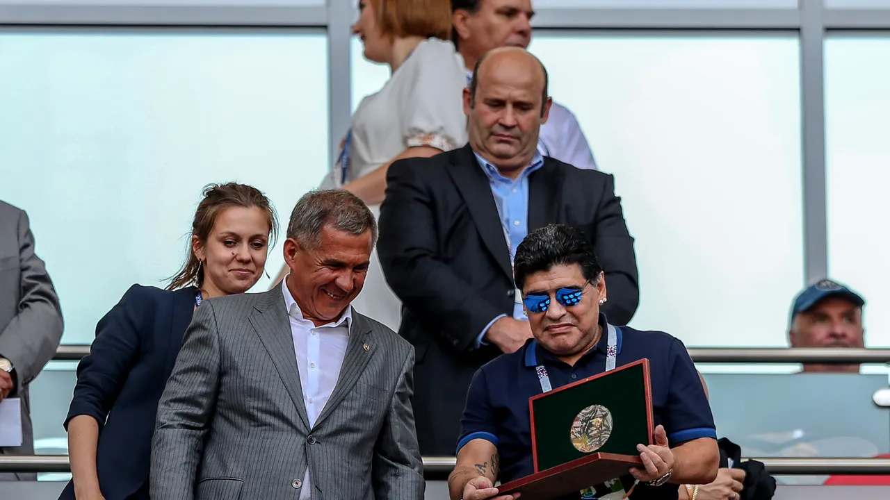 Maradona, înger şi demon. Deşi a avut probleme cu drogurile şi alcoolul, nu a ezitat să facă glume pe seama viciilor sale din trecut