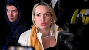 Jurnalista rusă arestată pentru că a protestat la televizor împotriva războiului: „Mama mea a fost făcută un zombi de propagandă”