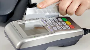 Magazinele care acceptă plata cu cardul, obligate să elibereze avansuri de maximum 200 lei