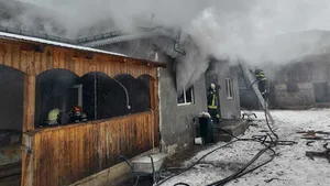 Două case incendiate în judeţul Suceava. La stingerea flăcărilor a participat şi un preot
