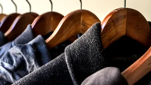 ANPC a găsit pentru comercializare produse textile inscripţionate cu branduri auto