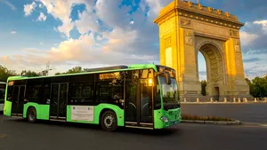 FOTO | Primele opt autobuze hibrid Mercedes Citaro au intrat azi pe traseu în Bucureşti. Pe ce linie circulă acestea
